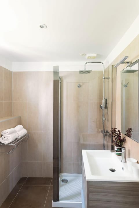 Superior Room | Bathroom | Free toiletries, hair dryer, towels