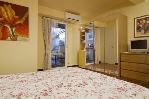 Double Room | Blackout drapes, iron/ironing board, free WiFi