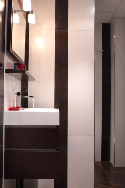 Privilege Room (Toits de Lyon) | Bathroom | Shower, free toiletries, hair dryer, towels