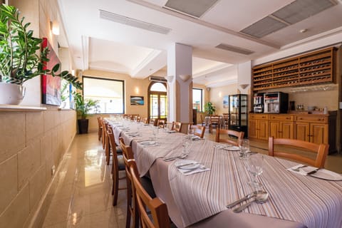 Breakfast, lunch, dinner served; ocean views