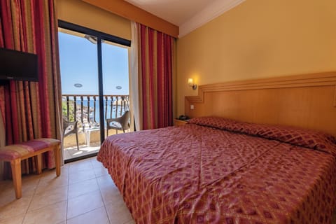 Standard Room, Sea View | Hypo-allergenic bedding, in-room safe, desk, blackout drapes