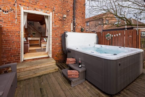 Family Cottage, Private Bathroom, Garden View (No 8 The Granary ) | Outdoor pool