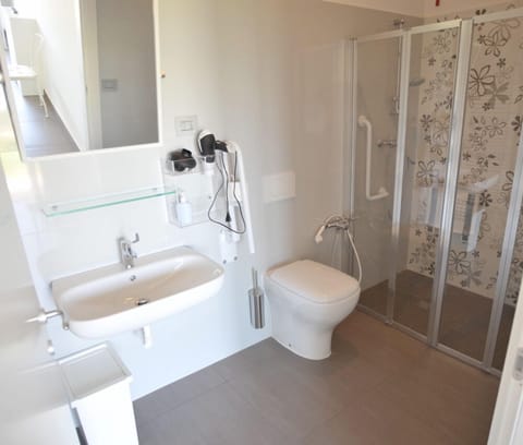 Shower, free toiletries, hair dryer