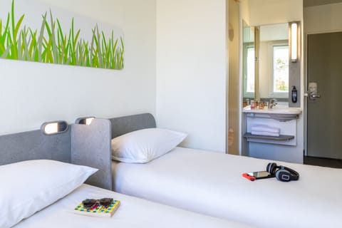 Twin Room, 2 Twin Beds | Desk, soundproofing, free cribs/infant beds, free WiFi