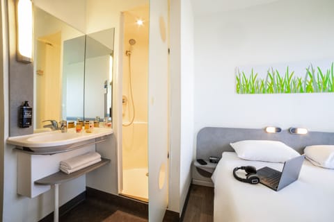 Double Room | Bathroom | Shower, eco-friendly toiletries, towels
