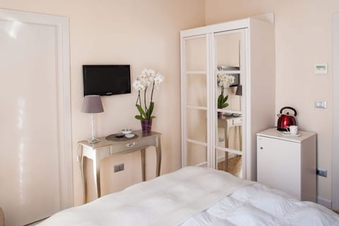 Single Room | Minibar, in-room safe, desk, free WiFi