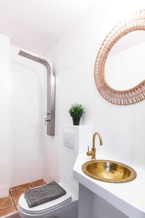 Exclusive Room | Bathroom | Shower, free toiletries, hair dryer, slippers