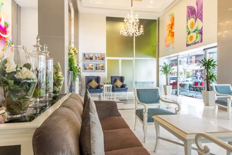Lobby lounge