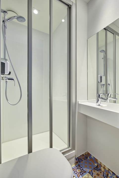 Room, 1 Double Bed, Private Bathroom (Cabrio) | Bathroom shower