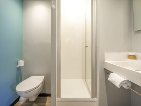 Desk, soundproofing, free WiFi, bed sheets