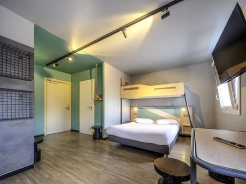 Family Room, Multiple Beds | Desk, soundproofing, free WiFi, bed sheets