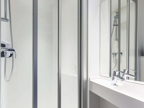 Room, 1 Double Bed, Private Bathroom (Cabrio) | Desk, free cribs/infant beds, free WiFi, bed sheets