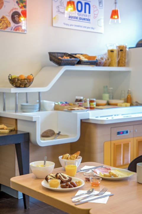 Daily buffet breakfast for a fee