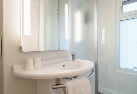 Shower, free toiletries, hair dryer, bidet