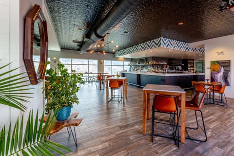 2 bars/lounges