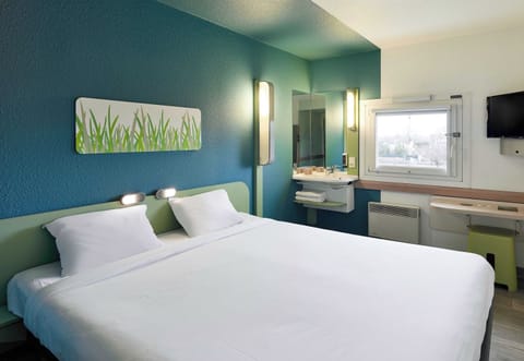 Desk, soundproofing, iron/ironing board, free WiFi