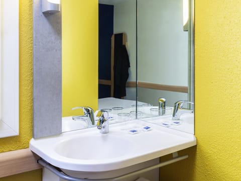 Desk, soundproofing, free WiFi, bed sheets