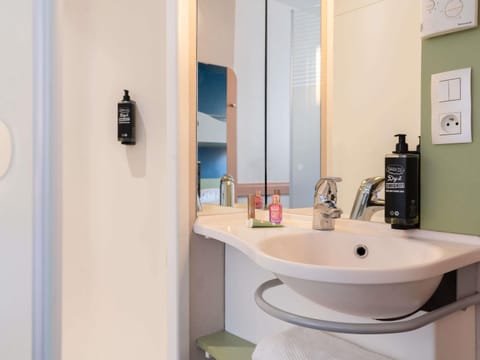 Room, Multiple Beds | Desk, free WiFi, bed sheets