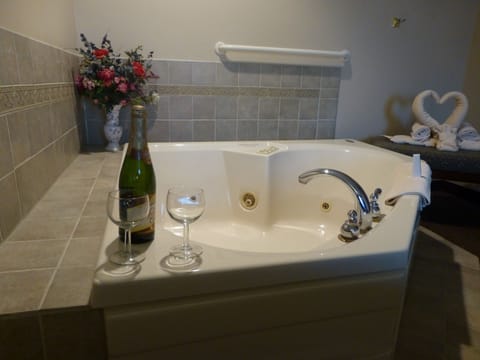 Room | Jetted tub