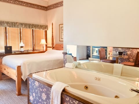 Luxury Suite, 1 Queen Bed (1st Floor) | Private spa tub
