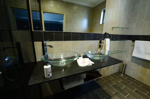 Jacaranda Suite | Bathroom | Free toiletries, hair dryer