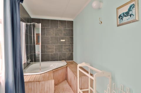 Family Double or Twin Room, 2 Bedrooms | Bathroom | Free toiletries, towels, soap, shampoo