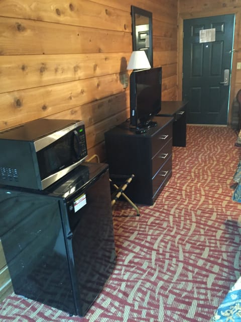 Blackout drapes, free WiFi, bed sheets