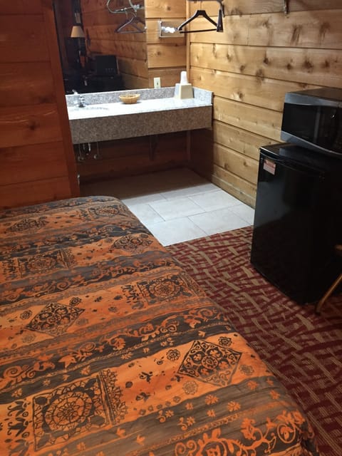 Classic Room, 1 King Bed, Non Smoking | Blackout drapes, free WiFi, bed sheets