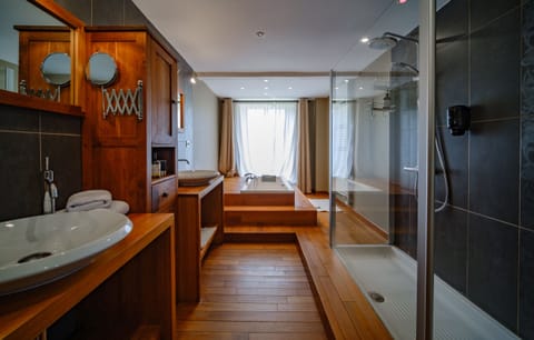 Romantic Suite, 1 King Bed, Park View, Garden Area | Bathroom | Shower, rainfall showerhead, hair dryer, towels