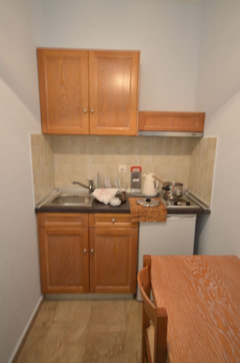 Fridge, stovetop, coffee/tea maker, cookware/dishes/utensils