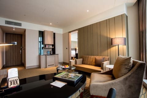 Executive Suite | In-room safe, desk, blackout drapes, soundproofing