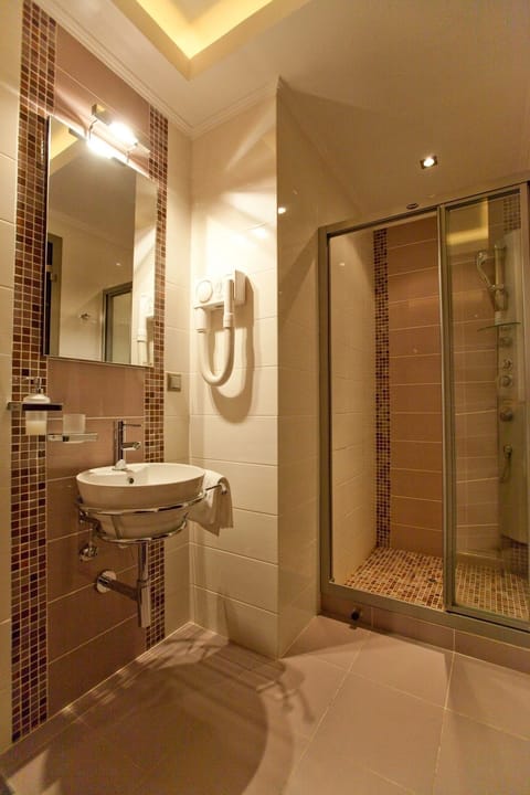 Luxury Villa, 5 Bedrooms, Beachside | Bathroom | Shower, hydromassage showerhead, free toiletries, hair dryer