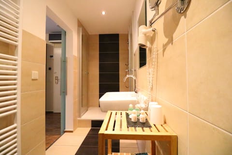 Shower, rainfall showerhead, free toiletries, hair dryer