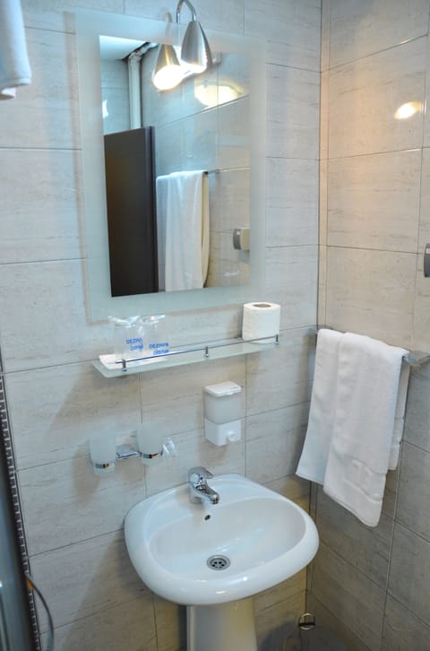 Junior Suite | Bathroom | Free toiletries, hair dryer, towels