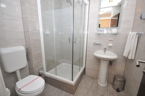 Family Studio with Free Parking | Bathroom shower