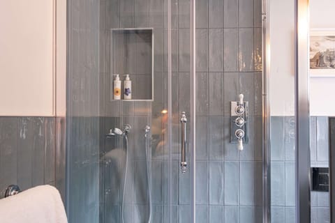 Double Room | Bathroom | Combined shower/tub, free toiletries, towels