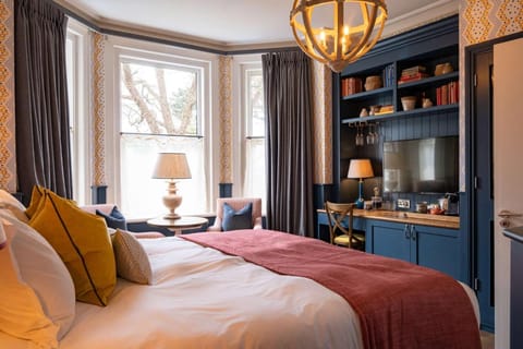 Minibar, desk, iron/ironing board, free WiFi