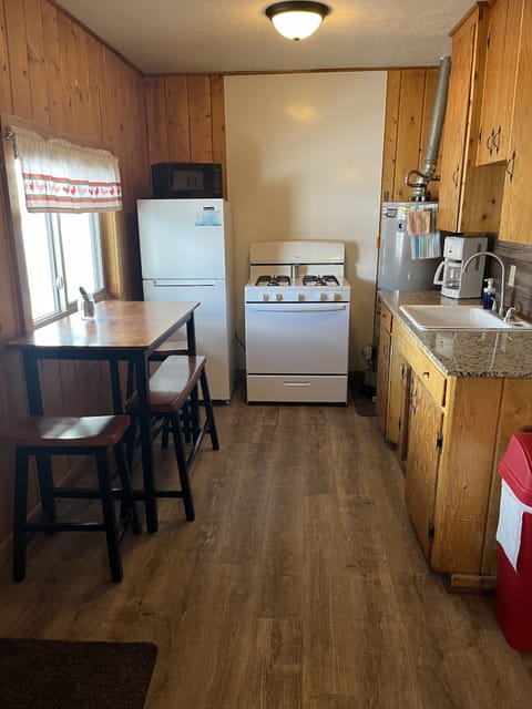 Deluxe Cottage, 2 Bedrooms, Mountain View | Private kitchen | Fridge, microwave, oven, stovetop