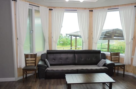 No. 1 | Living room | Flat-screen TV