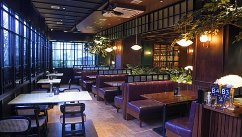 2 restaurants; breakfast, lunch, and dinner served