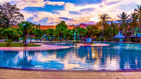4 outdoor pools