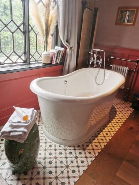 Luxury Double Room, 1 King Bed | Premium bedding, individually decorated, individually furnished, desk