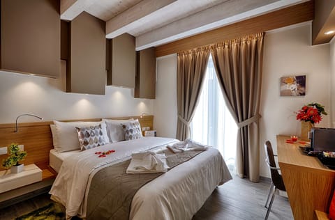 Triple Room | Minibar, in-room safe, soundproofing, free WiFi