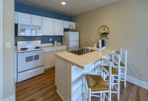 Premium Condo, 1 King Bed with Sofa bed, Fireplace | Private kitchen | Microwave, coffee/tea maker, toaster, cookware/dishes/utensils