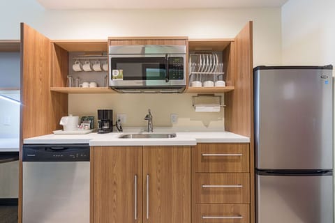 Full-size fridge, microwave, dishwasher, coffee/tea maker