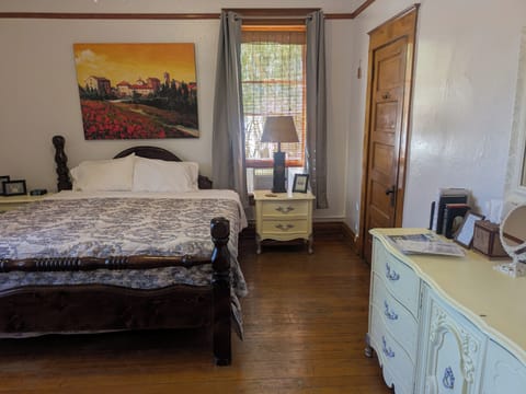 Pet-friendly, Shared Bath, King bed, w/View | Individually furnished, bed sheets