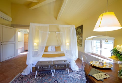 Deluxe Suite | Premium bedding, minibar, in-room safe, desk