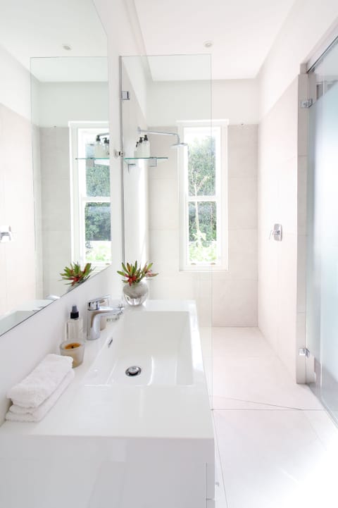 Deluxe Double or Twin Room, Connecting Rooms, Garden Area (Room #1) | Bathroom | Shower, free toiletries, hair dryer, bathrobes