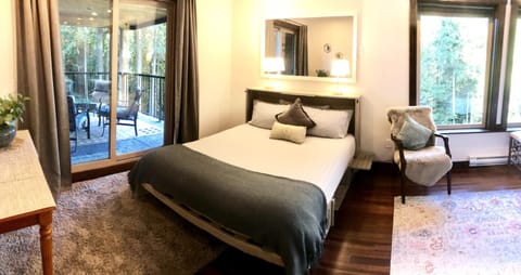 Deluxe Room, Balcony | Premium bedding, laptop workspace, iron/ironing board, free WiFi