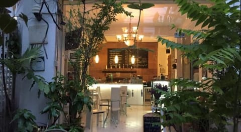 Deluxe Twin | Coffee shop